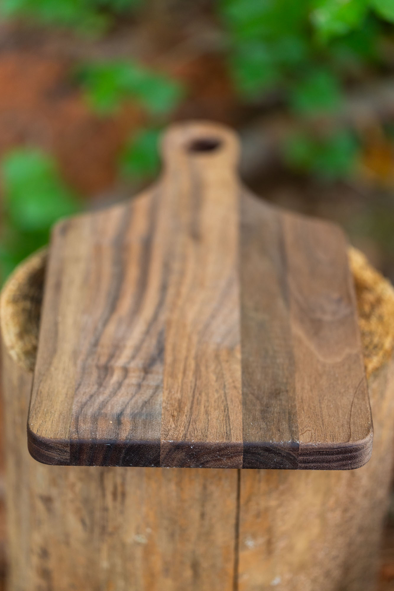 Etched Timber walnut cutting board with handle